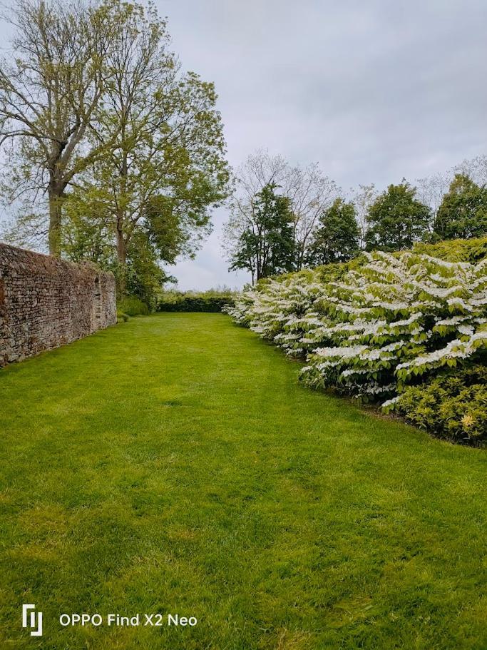 Отель Domaine Du Manoir De Vains Экстерьер фото